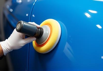 Polissage professionnel d’une carrosserie bleue à la main