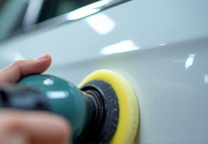 Technicien polit une portière pour supprimer une micro-rayure
